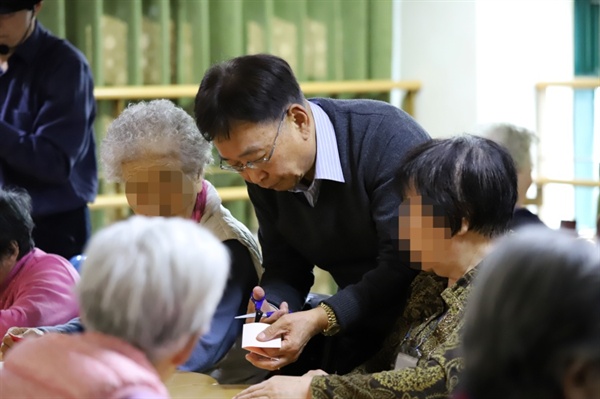 어르신들에게 강의하고 있는 한상섭 강사