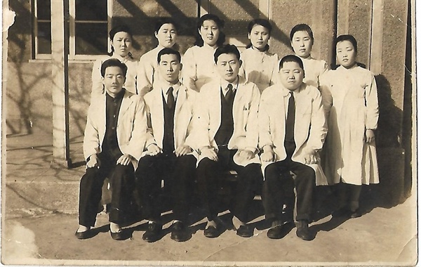 구암병원 직원들과 기념사진(맨 우측이 권문식 원장, 우측에서 두 번째가 홍복근 원장. 1949년 2월 26일 촬영)