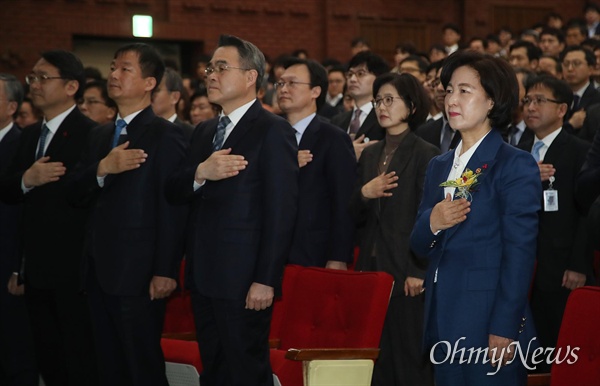 추미애 신임 법무부 장관과 직원들이 3일 오전 경기도 정부과천청사 법무부 대강당에서 열린 취임식에서 국민의례를 하고 있다.