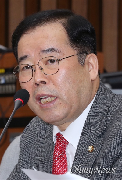 자유한국당 박성중 의원이 3일 오전 국회에서 열린 원내대책회의에서 tbs 일부 프로그램을 거론하며 '편파방송'이라고 지적하고 있다. 