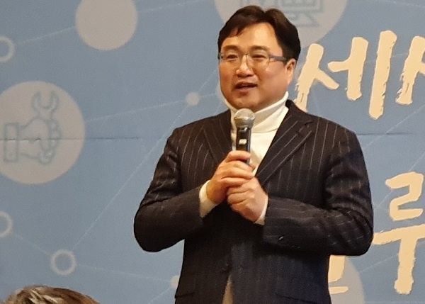 김현성 한국인플루언서경제산업협회 초대회장이 30일 인플루언서 어워드 행사에서 인사말을 하고 있다.