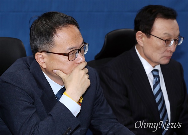 더불어민주당 박주민 최고위원이 3일 오전 국회 의원회관에서 열린 확대간부회의에 참석해 있다. 오른쪽은 이해찬 대표.  