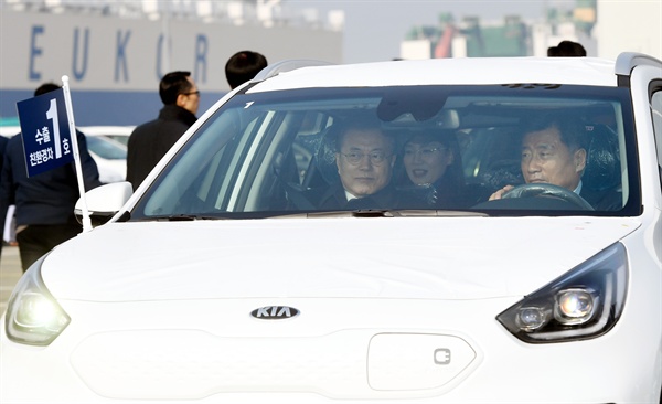 문재인 대통령이 3일 평택항에서 올해 첫 친환경차 수출 1호 니로 차량에 탑승하고 있다.