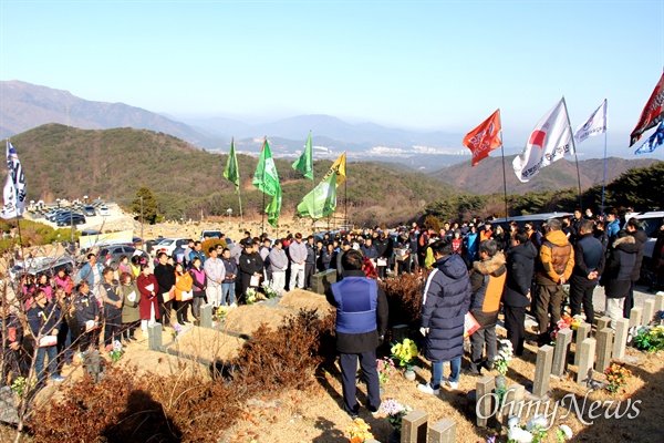 민주노총 부산.울산.경남본부는 3일 오전 양산 솥발산 열사묘역 앞에서 새해 합동시무식을 열었고, 부산본부 조합원들이 김주익 열사 묘소를 참배하고 있다.