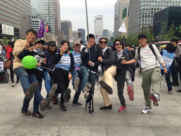 광화문 광장에 모인 장애와인권발바닥행동 활동가들의 모습