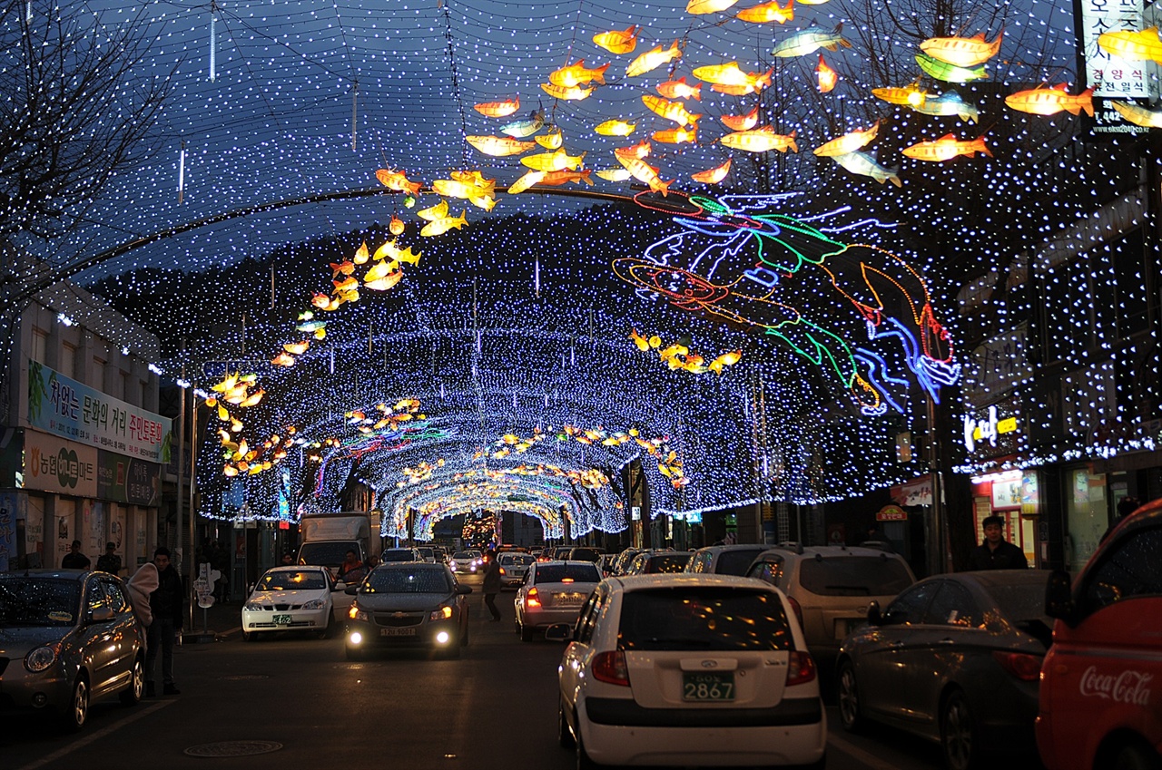 선등거리 축제 기간 중 화천읍내 선등거리에는 산천어 한지등과 LED 등을 이용한 루미나리에가 빛의 잔치를 벌인다. 