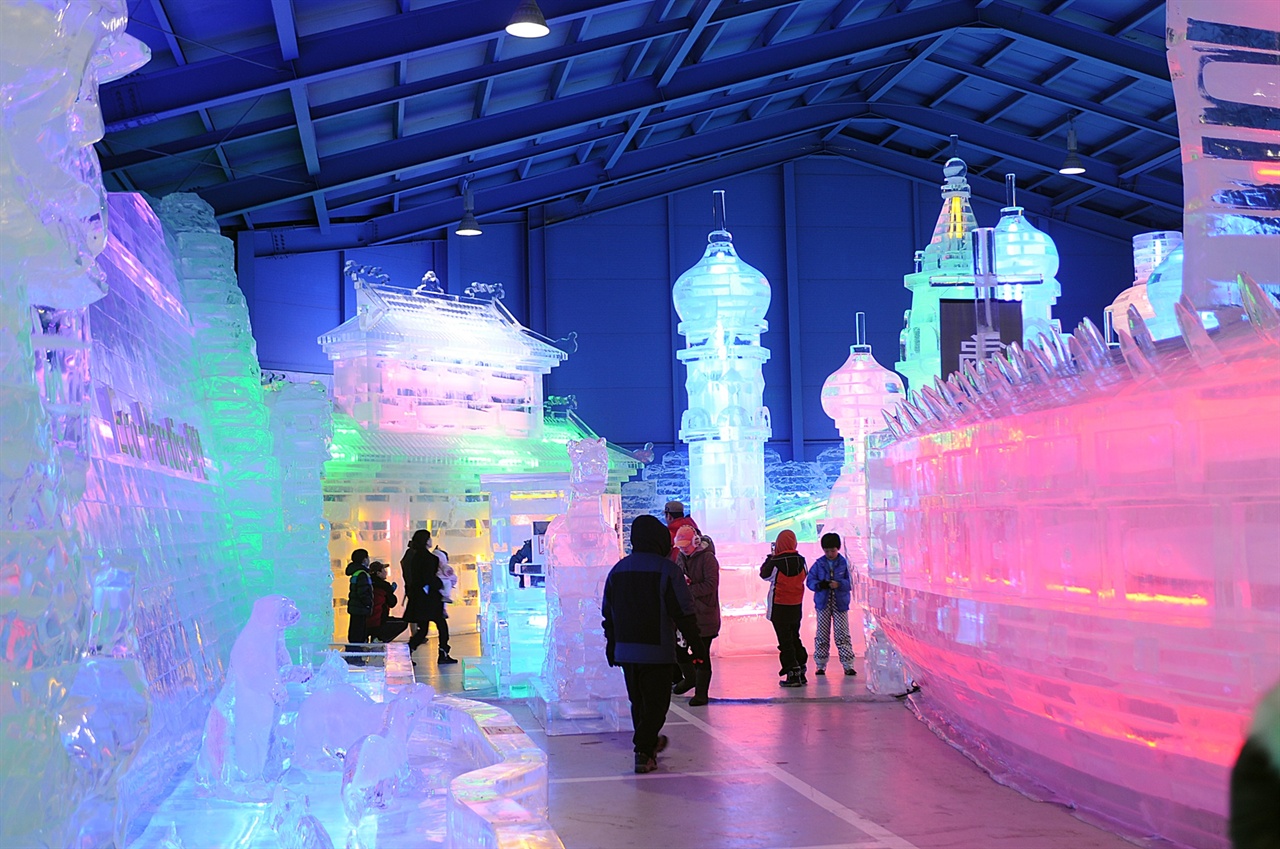 실내 얼음조각 광장 읍내의 실내 얼음조각 광장에는 약 30여 종의 얼음 조각 작품들이 여행객들의 눈을 하얗게 밝힌다. 