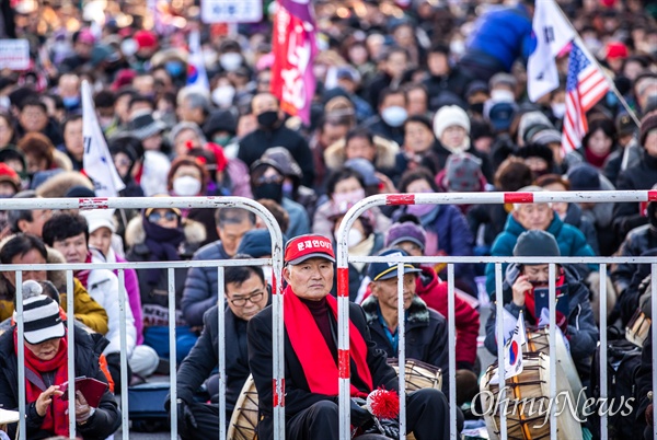 3일 오후 서울 종로구 세종문화예술회관 앞에서 자유한국당 황교안 대표와 심재철 원내대표를 비롯한 의원들과 지지자들이 참석한 희망 대한민국 만들기 국민대회가 열리고 있다. 