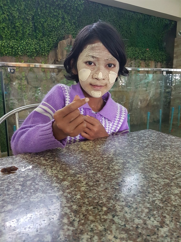 타나카를 얼굴에 바른 미얀마 어린이