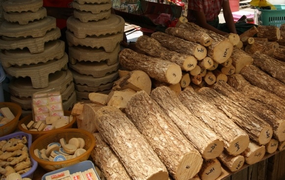 거리 곳곳에서 타나카를 파는 가게를 쉽게 만날 수 있다.