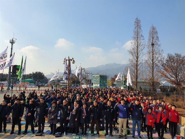 민주노총 공공운수노조는 4일 낮 12시 서울경마공원 정문 앞에서 “한국마사회 규탄 공공운수노조 결의대회”를 열었다.