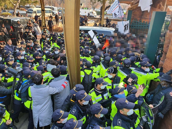 민주노총 공공운수노조는 4일 낮 12시 서울경마공원 정문 앞에서 “한국마사회 규탄 공공운수노조 결의대회”를 열었고, 진입하는 과정에서 경찰과 충돌이 발생했다.