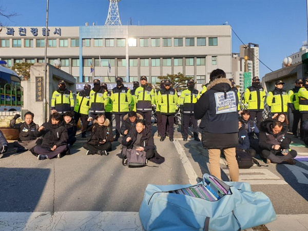 민주노총 공공운수노조가 4일 서울경마공원 앞에서 집회를 열다 진입 과정에서 경찰과 충돌하면서 연행자가 발생한 가운데, 이날 오후 과천경찰서 앞에서 연행자 석방을 촉구하며 연좌종성이 벌어지고 있다.