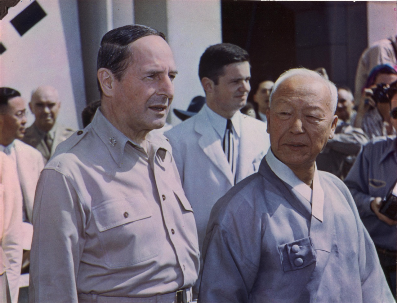 대한민국 정부수립 기념식장에서 맥아더와 나란히 선 이승만 대통령(1948. 8. 15.).