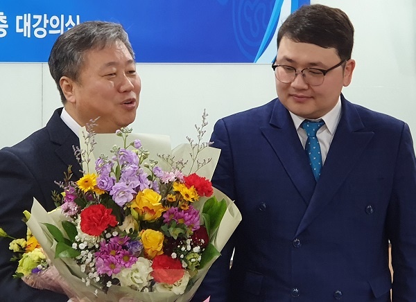 지난 12월 30일 한국기자협회장 이취임식에 참석한 만덕 몽골기자협회장(좌)이  이임한 정규성 한국기자협회장에게 꽃다발을 전하며 기념사진을 촬영했다.