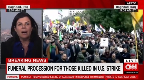 이라크 수도 바그다드에서 열린 거셈 솔레이마니 이란 혁명수비대 사령관 장례식을 보도하는 CNN 뉴스 갈무리.