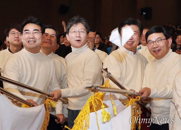 지난 5일 오후 서울 여의도 국회 의원회관에서 열린 새로운보수당 중앙당 창당대회에서 하태경 책임대표를 비롯한 새 지도부와 유승민 의원이 당기를 흔들자 당원들이 종이비행기를 날리고 있다.