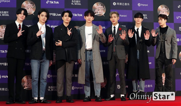 '골디' 갓세븐, 수트와 캐쥬얼의 조화 갓세븐(JB, 마크, 잭슨, 진영, 영재, 뱀뱀, 유겸)이 5일 오후 서울 고척스카이돔에서 열린 <제34회 골든디스크어워즈> 두 번째 날 포토월에서 포토타임을 갖고 있다.