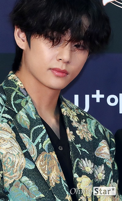 '골디' 방탄소년단 뷔, 카리스마 품은 잘생김 방탄소년단의 뷔가 5일 오후 서울 고척스카이돔에서 열린 <제34회 골든디스크어워즈> 두 번째 날 포토월에서 포토타임을 갖고 있다.