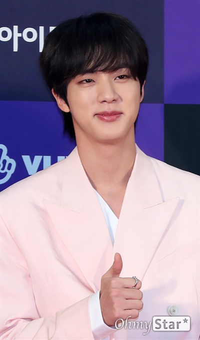 '골디' 방탄소년단 진, 핸섬가이의 미소 방탄소년단의 진이 5일 오후 서울 고척스카이돔에서 열린 <제34회 골든디스크어워즈> 두 번째 날 포토월에서 포토타임을 갖고 있다.