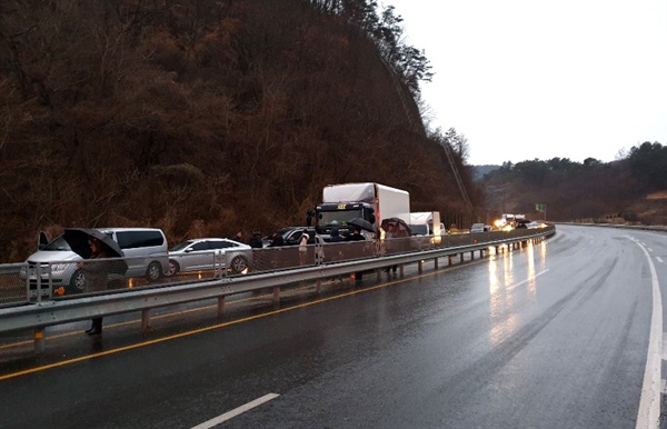 6일 아침 비가 내리는 속에 경남 합천 국도에서 41중 추돌사고가 발생.