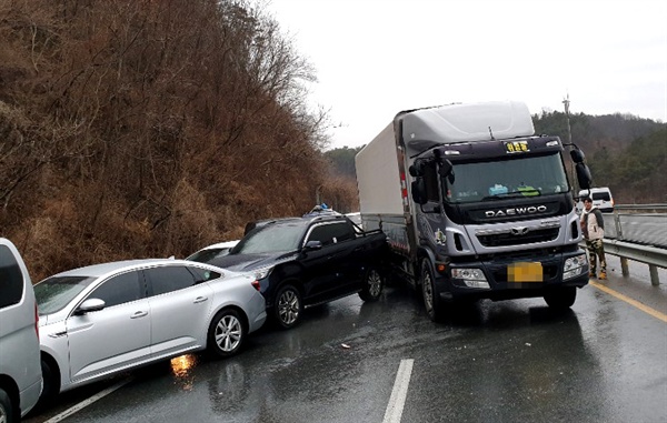 6일 아침 비가 내리는 속에 경남 합천 국도에서 41중 추돌사고가 발생.