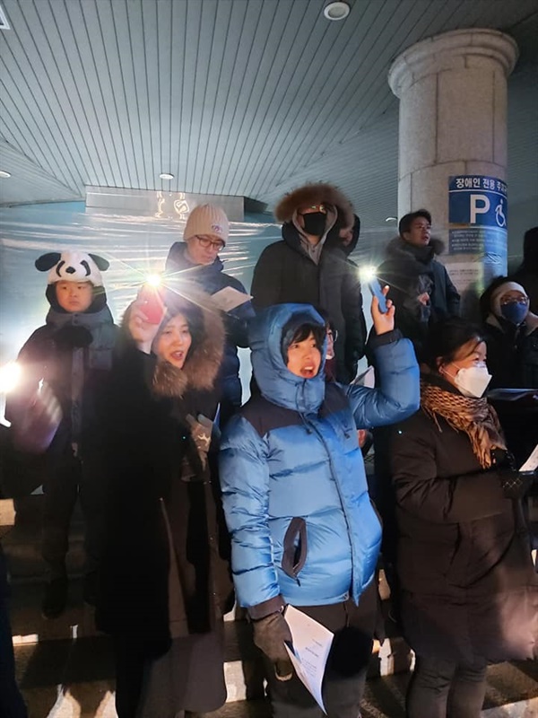 2019년 12월 31일, 50여 명 시민이 시민불복종텐트 앞에 모여 산황산 보전을 기도했다.
