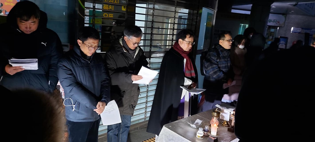 '산황동골프장증설백지화기독교대책위'의 목회자들.  1주년 기념예배 집전은 김병내 신부(성공회일산교회)가, 설교는 신석현 목사(백석교회)가 맡았다.