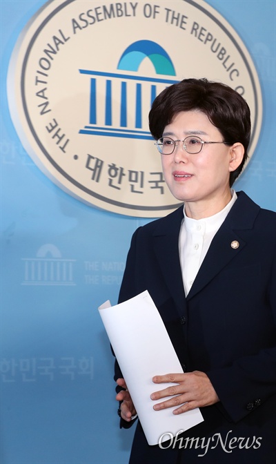최연혜 자유한국당 의원이 6일 오후 서울 여의도 국회 정론관에서 기자회견을 열고 21대 총선 불출마를 공식 선언한 뒤 나서고 있다. 