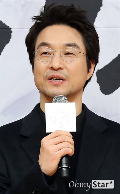 '낭만닥터 김사부2' 한석규, 거침없는 종횡무진 배우 한석규가 6일 오후 서울 목동 SBS사옥에서 열린 월화드라마 <낭만닥터 김사부2> 제작발표회에서 작품을 소개하고 있다. <낭만닥터 김사부2>는 지방의 초라한 돌담병원을 배경으로 벌어지는 '진짜 닥터' 이야기다. 6일 오후 오후 9시 40분 첫 방송.