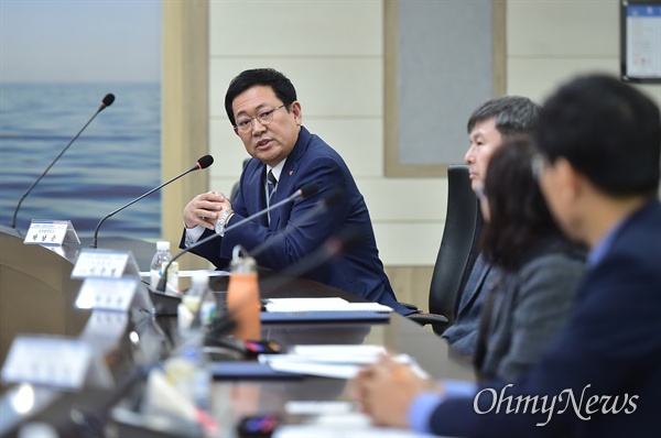 박남춘 인천시장이 1월 6일 시청 영상회의실에서 열린 '공론화추진위원회 위원 위촉장 수여'에서 인사말을 하고 있다.