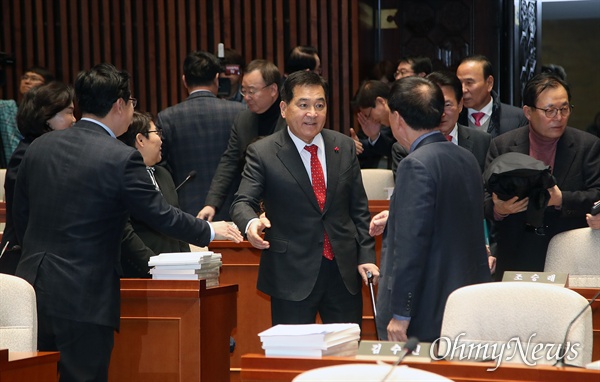 자유한국당 심재철 원내대표와 소속 의원들이 6일 오후 서울  여의도 국회에서 열린 의원총회에 참석해 인사를 나누고 있다.
