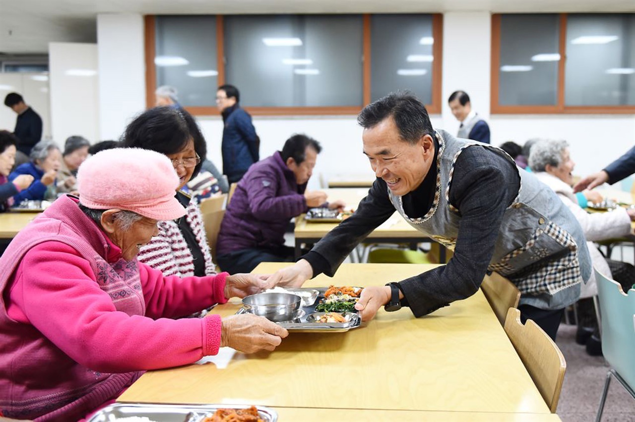  배식하고 있는 이항진 여주시장