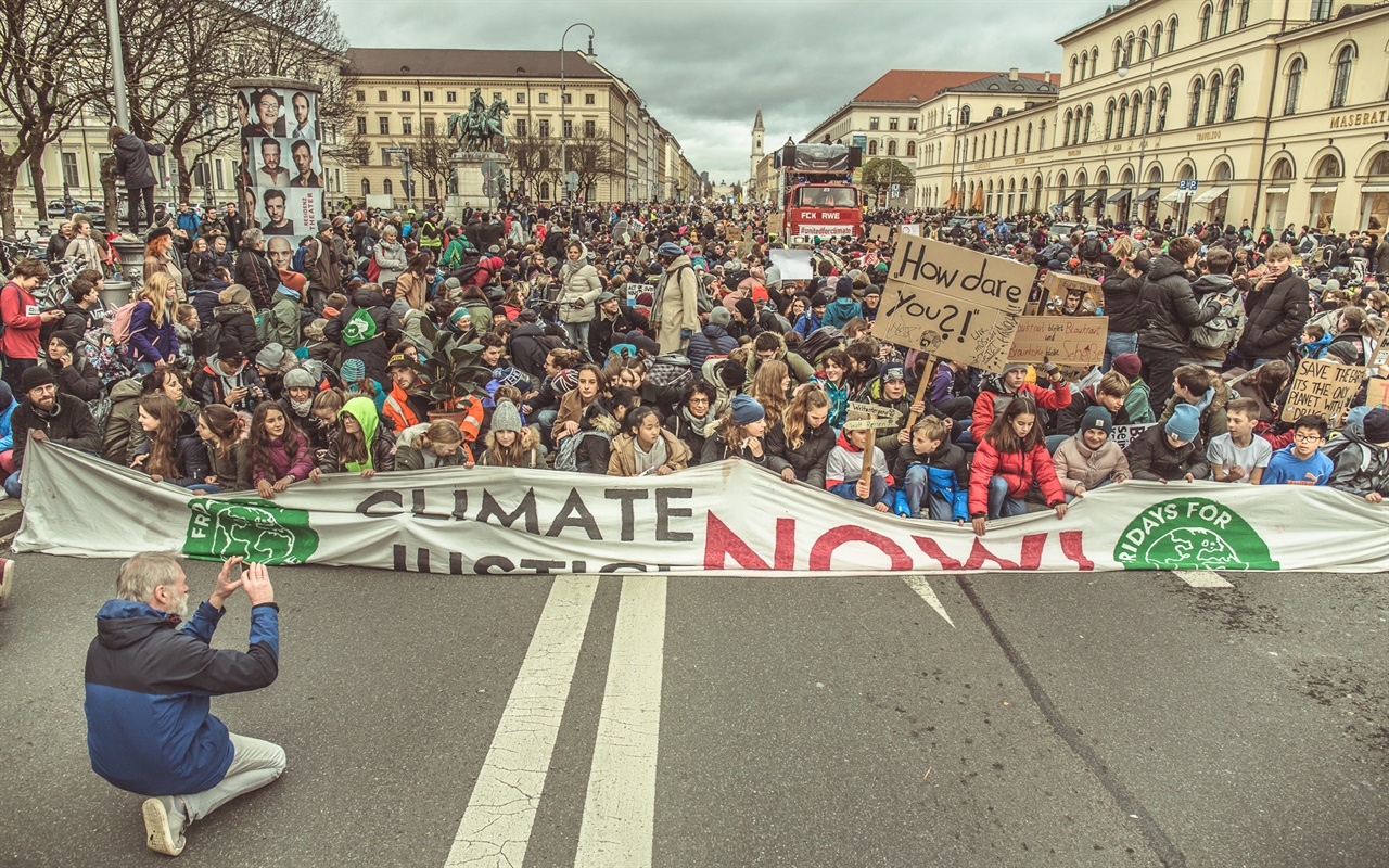 독일 연방정부와 지방정부에 신속한 기후위기 대응책을 요구하며 뮌헨에서 시민들이 2019년 11월 29일 대규모 집회를 열고 있다. 