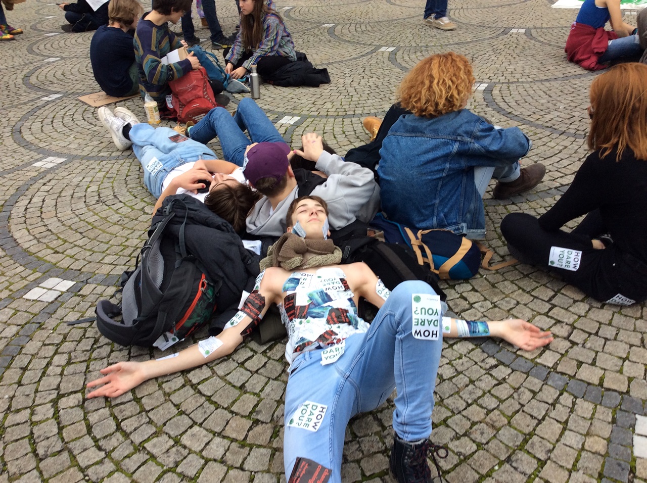 멸종저항 회원들이 다이인(Die-in) 퍼포먼스를 뮌헨의 거리에서 하고 있다.  