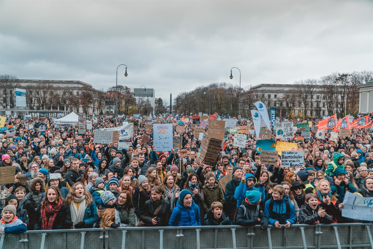 뮌헨에서 많은 시민들이 참가하는 가운데, 정부에 기후위기 대응책을 요구하고 있다.