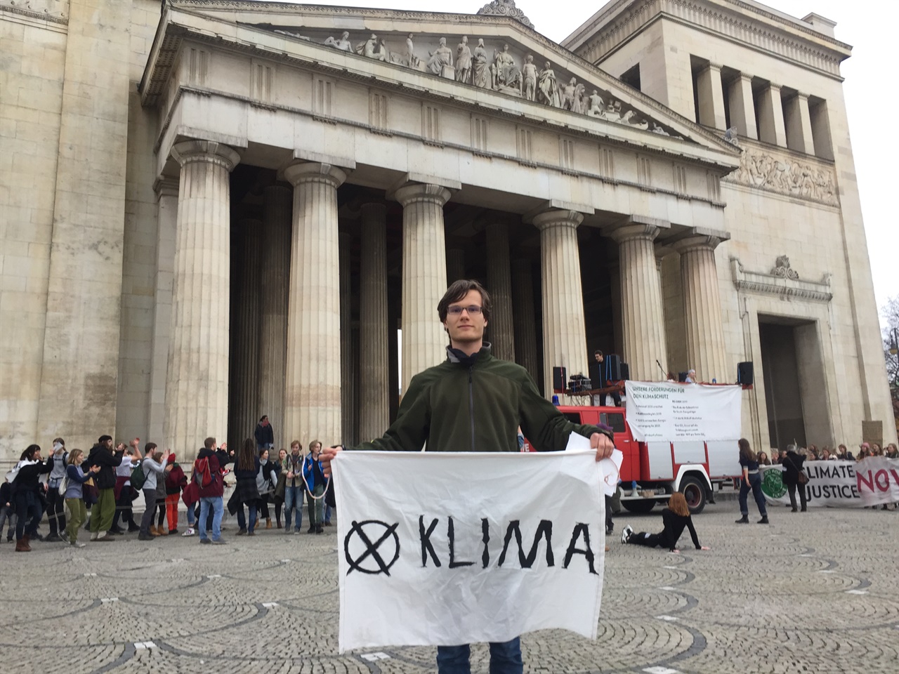 뮌헨공대에서 태양에너지보존을 연구하는 레온하드(Leonhard) 활동가는 현재 Fridays For Future 뮌헨지부에서 활발한 활동을 하고 있다. 지난 2014년 당시 17세였던 그는 환경단체 그린피스에 청년 활동가로 가입하며 그간 다양한 지식과 경험을 쌓아왔다.