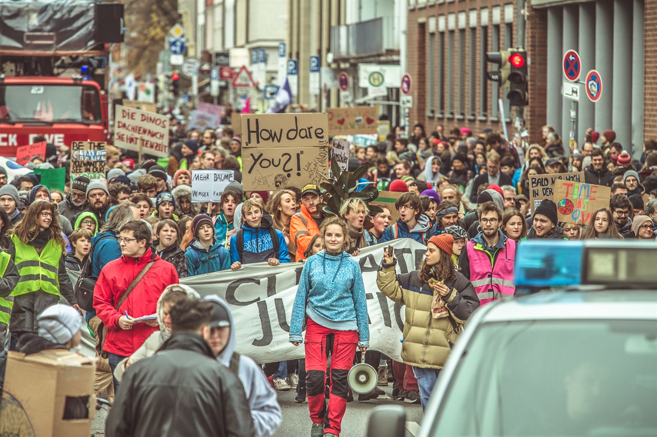 2019년 11월 29일 뮌헨에서 시민들이 정부의 신속한 기후위기 대응책을 요구하며 거리 행진을 하고 있다.   