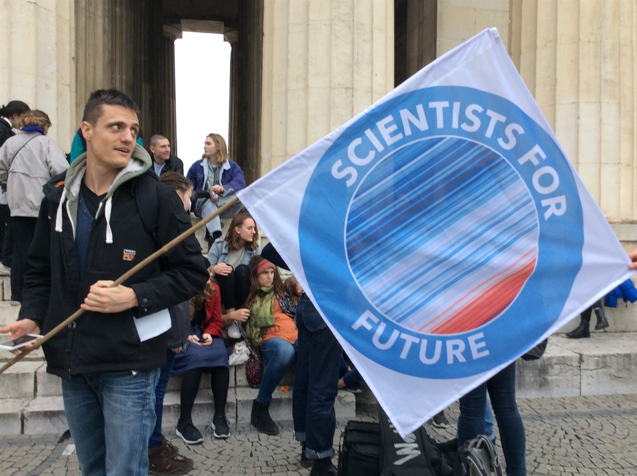 '미래를 위한 과학자들(Scientists For Future)' 뮌헨 회원이 깃발을 들며 기후위기 집회에 참가하고 있다. 