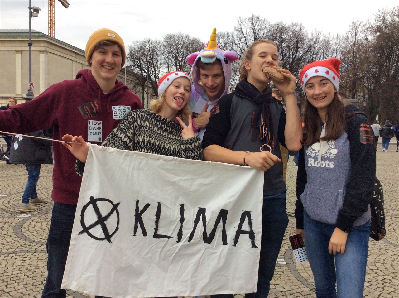 2019년 12월, 뮌헨 Fridays For Future 기후위기 집회에 참가한 학생들이 장난스런 표정을 지으며 포즈를 취하고 있다. 