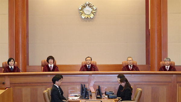 헌법재판관들이 서울 종로구 헌법재판소 대심판정에 입장해 헌법소원 심판 시작을 기다리고 있다.