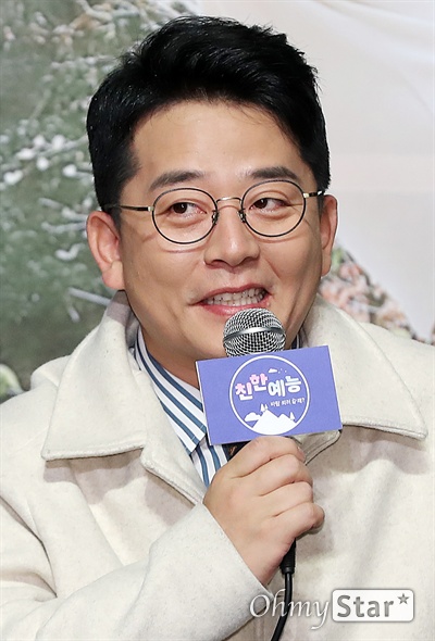 '친한예능' 김준호, 다시 만나 반가운 예전 1박2일팀 코미디언 김준호가 7일 오후 서울 장충동의 한 호텔에서 열린 MBN 새 예능프로그램 <친한 예능> 제작발표회에서 1박 2일 촬영 당시 함께했던 제작진들과의 재회에 대한 소삼을 말하고 있다.  <친한 예능>은 우리나라를 누구보다 사랑한다고 자부하는 외국인과 한국인이 하나된 마음으로 치열하게 대결하는 리얼 버라이어티 프로그램이다. 7일 화요일 오후 11시 첫 방송.