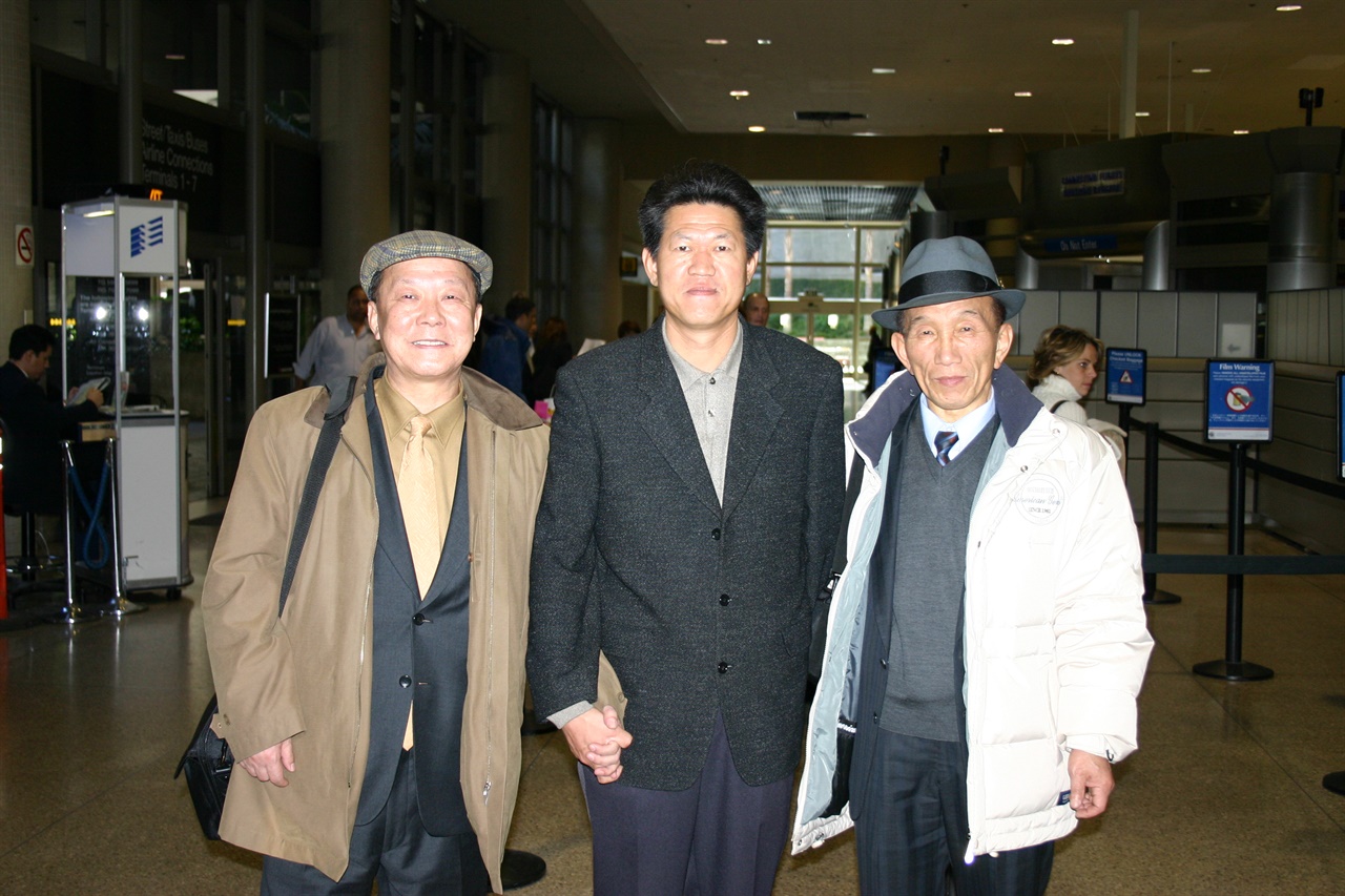 LA 공항 대합실에서(왼쪽부터 기자, LA 한국일보 진천규 기자, 백범암살범 추적자 권중희 선생).