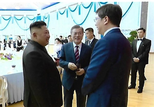 문재인 대통령 주선으로 선대에 이은 김정은 김홍걸의 만남. 