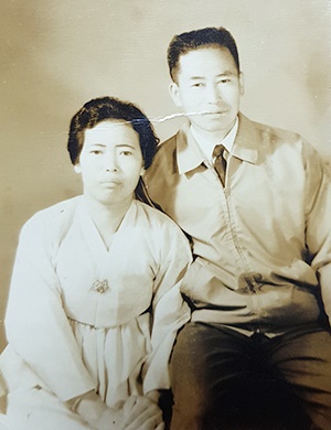 사진 속 젊었을 적 신예균 옹과 아내 김기환 여사.