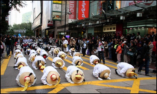 2005년 WTO 반대시위의 일환으로 삼보일배를 하며 홍콩 거리를 행진한 한국 시위대 (http://omn.kr/35c2)