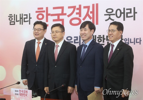 황교안 자유한국당 대표가 7일 오후 서울 여의도 국회 당대표실을 예방한 하태경 새로운보수당 책임대표를 만나 인사를 나누고 있다.