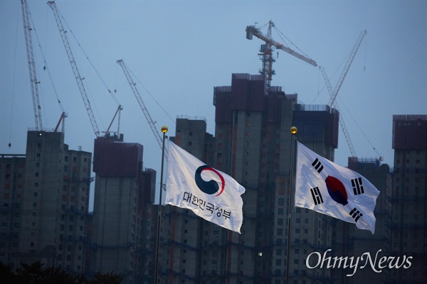 문재인 대통령은 7일 신년사에서 "부동산 시장의 안정, 실수요자 보호, 투기 억제에 대한 정부의 의지는 확고하다"며 "부동산 투기와의 전쟁에서 결코 지지 않을 것"이라고 말했다.