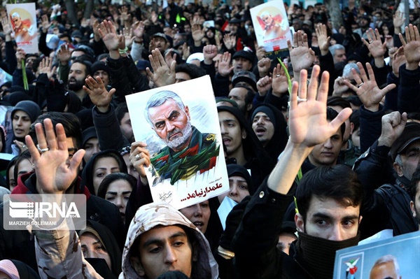 호세인 살라미 이란 혁명수비대 총사령관이 7일(현지시간) 이란 남동부 케르만주(州)의 주도 케르만에서 열린 가셈 솔레이마니 쿠드스군 사령관의 장례식에서 미국에 대한 강력한 보복 공격을 경고했다. 사진은 지난 6일 테헤란에서 열린 솔레이마니 사령관의 장례식.