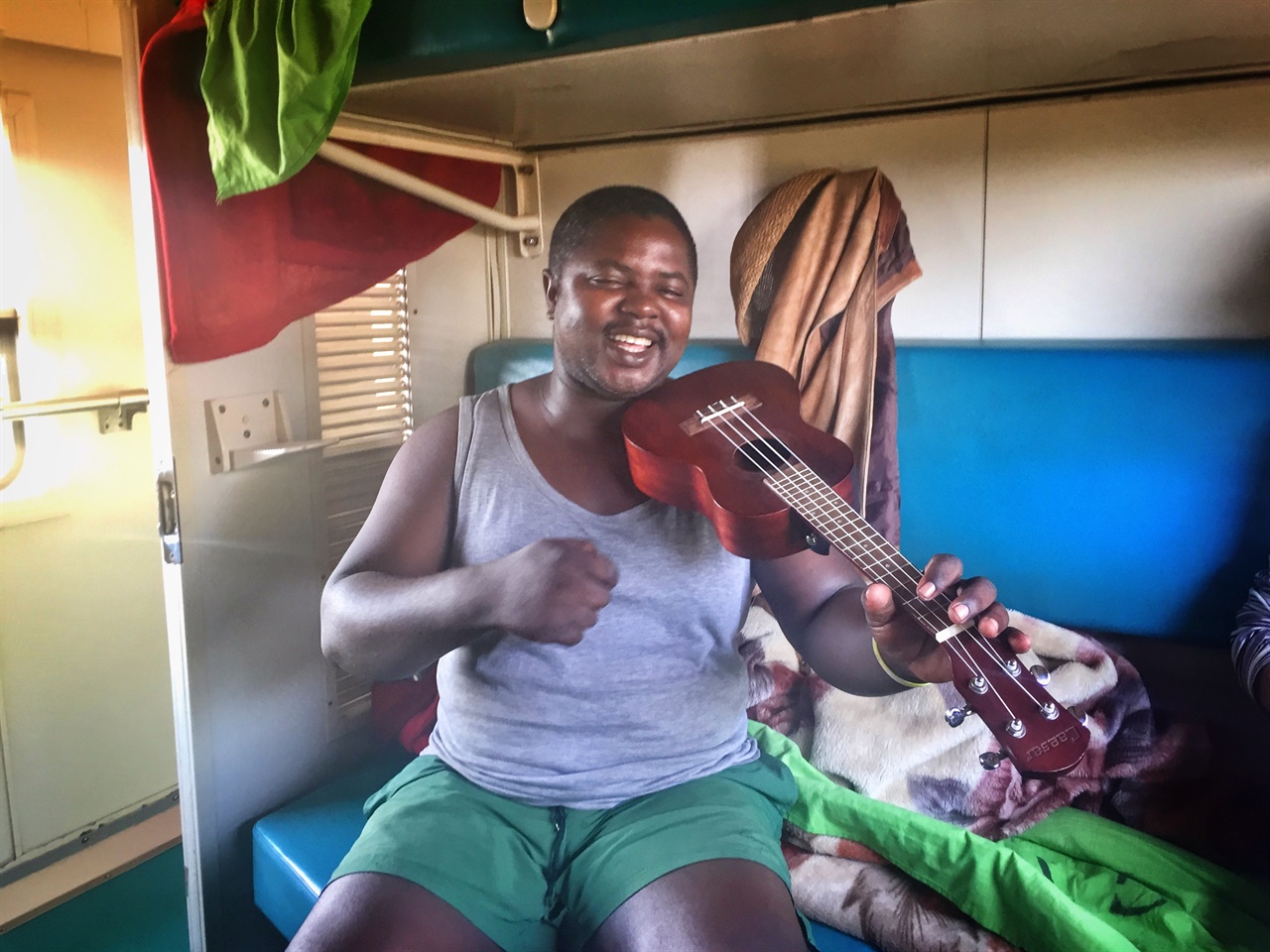 타자라 열차에서 만난 잠비아 철도 노동자. 내 우쿨렐레를 바이올린처럼 켜며 즐거워했다.